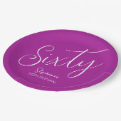 Simply Modern Script Donkerroze 60ste verjaardag Papieren Bordje (Gekanteld)