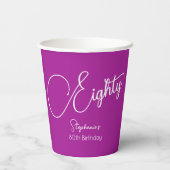 Simply Modern Script Donkerroze 80ste verjaardag Papieren Bekers (Achterkant)
