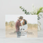 Simply Splendid Monogram Foto Bruiloft uitnodiging (Staand voorkant)