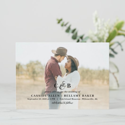 Simply Splendid Monogram Foto Bruiloft uitnodiging (Staand voorkant)