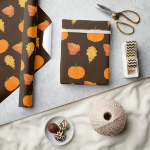 Sinaarherfstbladeren en pompoenen op bruin ambacht cadeaupapier