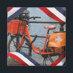 Sinaasappel Bike Rood Wit Blauw Sinaasappel Koelka Magneet<br><div class="desc">Oranje fiets/fiets geparkeerd en opgesloten op een Amsterdamse Brug aan een gracht met Nederlandse rode, witte, blauwe Vlag zwaaiende Oranje Koelkastmagneet, Oranje Koelkastmagneet. Volledig ! Voeg je eigen tekst en Afbeeldingen toe als je wilt! Een mooi typisch Hollands Souvenir om te geven aan je vrienden, familie of collega's op de...</div>