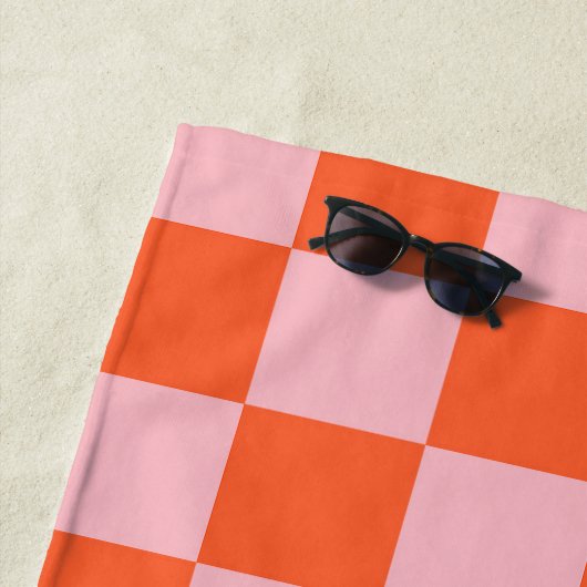 Sinaasappel en Roze Checkerboard Patroon Strandlaken (In situ)