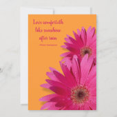 Sinaasappel en roze Gerbera Daisy Wedding Invitati Kaart (Achterkant)