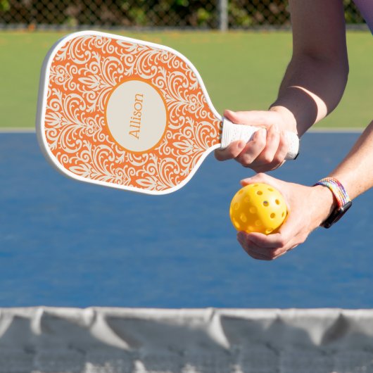  Sinaasappel en White Damask gepersonaliseerd Pickleball Paddle (Insitu)