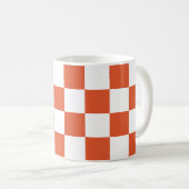 Sinaasappel en wit schaakbordpatroon koffiemok (Voorkant rechts)