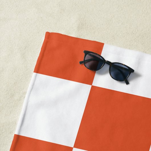 Sinaasappel en wit schaakbordpatroon strandlaken (In situ)