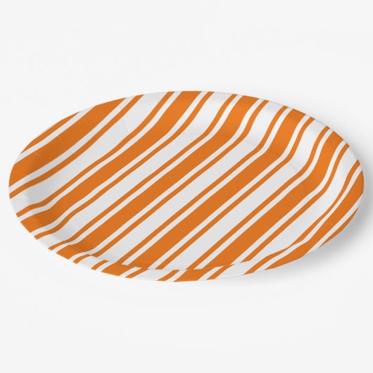 Sinaasappel en witte snoepjes strepen papieren bordje (Gekanteld)