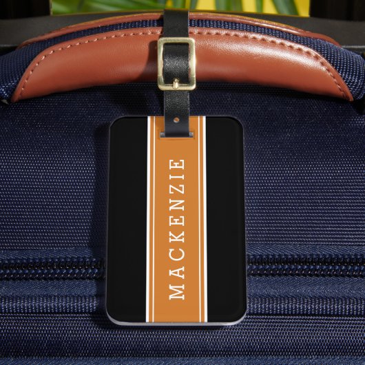 Sinaasappel en Zwart Rugby Stripe Custom Monogram Bagagelabel (Voorkant Insitu 2)