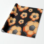 Sinaasappel en zwart Voetbal cadeau Cadeaupapier (Uitgerold)