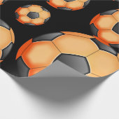 Sinaasappel en zwart Voetbal cadeau Cadeaupapier (Hoek)
