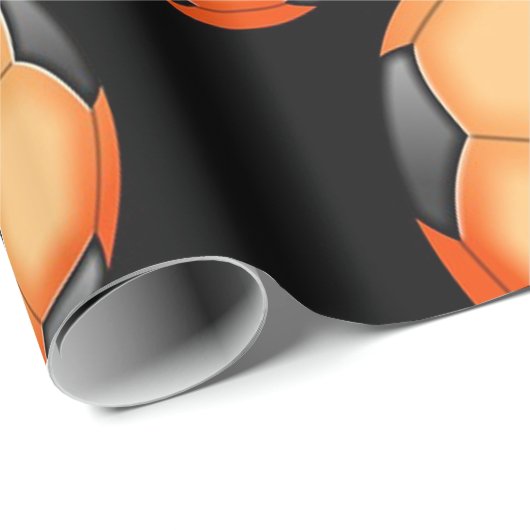 Sinaasappel en zwart Voetbal cadeau Cadeaupapier (Rol Hoek)