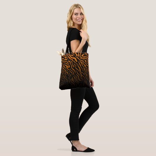 Sinaasappel en Zwarte zebra print: Stijlvol Tote Bag (Op model)