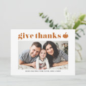 Sinaasappel geeft Bedankt Retro Typografie Thanksg Feestdagenkaart (Staand voorkant)