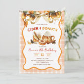 Sinaasappel geruite cider en donuts herfst verjaar kaart (Staand voorkant)