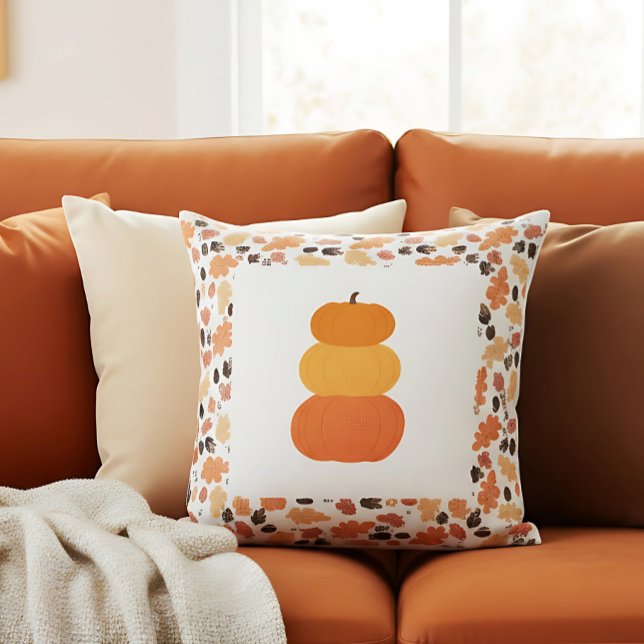 Sinaasappel Gestapelde Pompoenen Boerderij Herfst  Kussen (Autumn pumpkin pillow with leaf pattern brings charm to a cozy warm-toned sofa.)