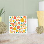 Sinaasappel Grapefruitcitroenpatroon Tegeltje<br><div class="desc">Deze keramische tegel heeft een kleurrijk fruitpatroon met moten van pompelmoezen en sinaasappels en kleine groene bladeren.</div>