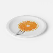 Sinaasappel op een vork papieren bordje (Gekanteld)