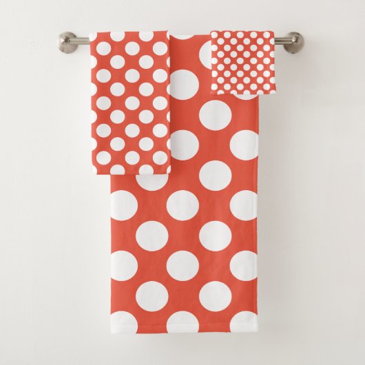 Sinaasappel Rood: Groot wit Polka Dot Pattern Bad Handdoek (Insitu)