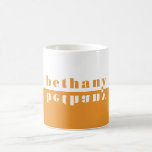 Sinaasappel voor gepersonaliseerde kleurenblokspie koffiemok<br><div class="desc">Deze unieke mok heeft een aanpasbare naam in een chunky typografie. De mok is verdeeld in witte en mango oranje kleurenblokken,  met de naam in oranje type op een witte achtergrond op de hoogste helft,  en weerspiegeld ondersteboven in wit type op een oranje achtergrond op de bodemhelft.</div>
