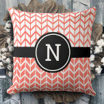 Sinaasappel Wit Chevron Patroon Monogram Bold Mode Kussen<br><div class="desc">Voeg een vlek kleur en stijl toe aan uw bank met dit gedurfde, gekke, trendy koraal en wit met zwart, modern chevron patroon. Pas dit toe met uw monogram initiaal. Ook een geweldig cadeau voor een speciale vriend!Typ gewoon de monogram letter van uw keuze en je kunt dit gemakkelijk personaliseren...</div>