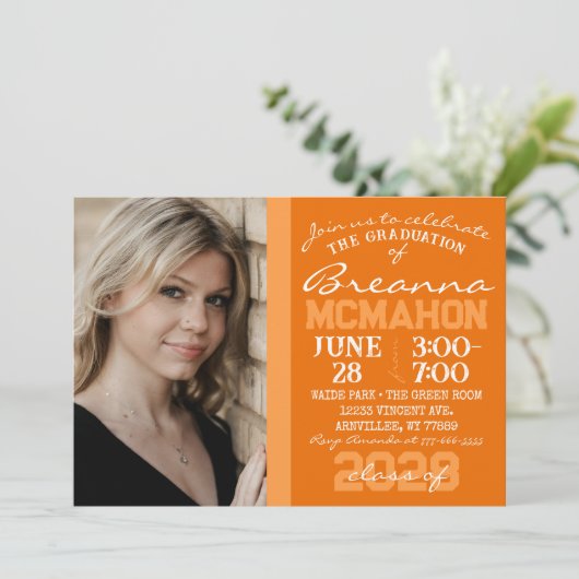 Sinaasappel & Wit Modern Afstuderen Invitation Kaart (Staand voorkant)
