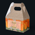 Sinaasappelen Tulpen Kraft Gable Favor Dozen Bedankdoosjes<br><div class="desc">Trossen oranje tulpen omringen een kraftpapierpatroon Gable Party Favor Doos. Personaliseer met uw tekst. Klik op de knop AANPASSEN om de lettertypen en letterkleuren te WIJZIGEN. COORDINERENDE items beschikbaar in onze winkel. Trouwkaarten,  RSVP-kaarten,  Ontvangstkaarten,  Dankbetuigingskaarten en meer.  Zie de volledige collectie op ---> http://bit.ly/2LGtAf0 <---</div>