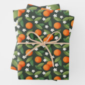 Sinaasappels, groene bladeren en witte bloemen inpakpapier vel (In situ)