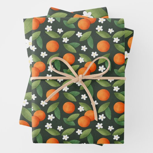 Sinaasappels, groene bladeren en witte bloemen inpakpapier vel (In situ)