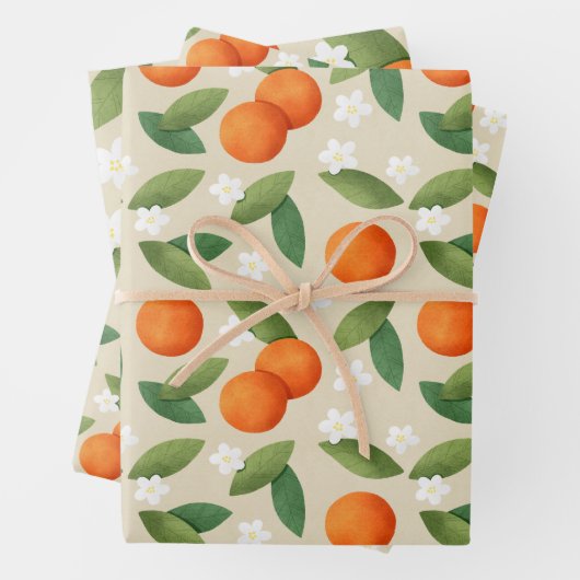 Sinaasappels, groene bladeren en witte bloemen inpakpapier vel (In situ)