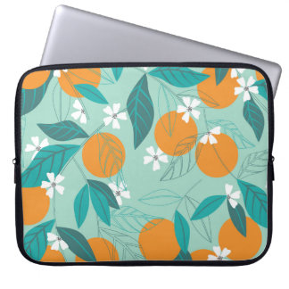 Sinaasappels in bladeren bloeien. illustratie laptop sleeve
