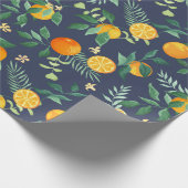 Sinaasappels met tropische bladeren en bloemen op  cadeaupapier (Hoek)