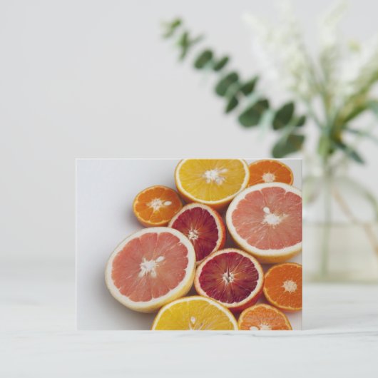 Sinaasappels op tafel knippen briefkaart (Staand voorkant)
