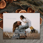 Sinaasappels Prettige feestdagen Foto<br><div class="desc">Deze prachtige feestelijke fotokaart is voorzien van een , gestileerde typografie, "Prettige feestdagen" in echte folie. De achterkant van de kaart bevat een ontwerp van winterse sinaasappels en bloesems. Een donkere bekleding van de gradiëntfoto op de voorzijde van de kaart staat de witte tekst toe om tegen uw foto uit...</div>