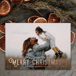 Sinaasappels voor Typografie Folie Feestdagenkaart<br><div class="desc">Deze prachtige feestelijke fotokaart is voorzien van een , gestileerde typografie, "Vrolijk kerstfeest" in echte folie. De achterkant van de kaart bevat een ontwerp van winterse sinaasappels en bloesems. Een donkere bekleding van de gradiëntfoto op de voorzijde van de kaart staat de witte tekst toe om tegen uw foto uit...</div>