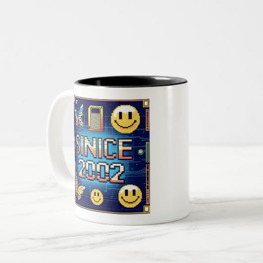 SINDS 2002 – Retro Computer Pixel Font & Digitaal Tweekleurige Koffiemok (Voorkant links)
