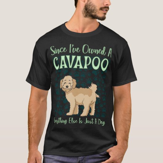 Sinds de eigenaar van Cavapoo is alles maar een dr T-shirt (Voorkant)