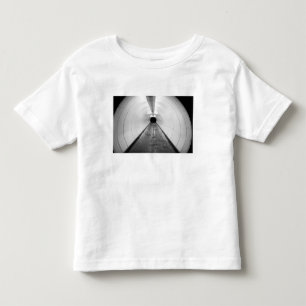 Singapore. Een verlichte voetgangerstunnel in Kinder Shirts