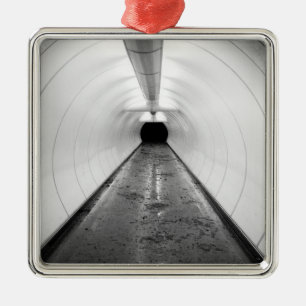 Singapore. Een verlichte voetgangerstunnel in Metalen Ornament