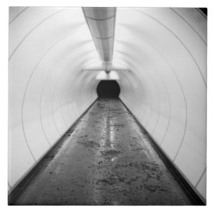 Singapore. Een verlichte voetgangerstunnel in Tegeltje