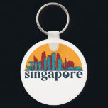 Singapore Retro City Skyline Cityscape Art Sleutelhanger<br><div class="desc">en retro-stadsplan met prachtige skyline, toeristische attractie en cityscape art. Koelwolkenkrabber en bouwartikelen voor silhouette-illustratie voor toeristen en reizigers. Perfect als souvenir om terug naar huis te brengen wanneer je over de wereld reist. Bespaar de herinnering aan uw reis en vakantie met familie en vrienden. De achtergrondkleur kan aan uw...</div>