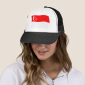 Singaporese Vlag Hoed Trucker Pet (In situ)