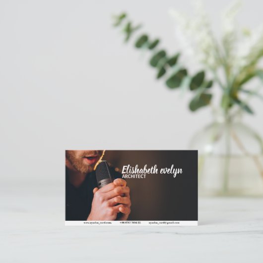 Singer met microfoon in studio visitekaartje (Staand voorkant)