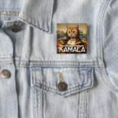 Single Cat Dames voor Kamala Button (In situ)