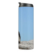 Single Cute Penguin en Blue Sky Thermosbeker (Geroteerd rechts)