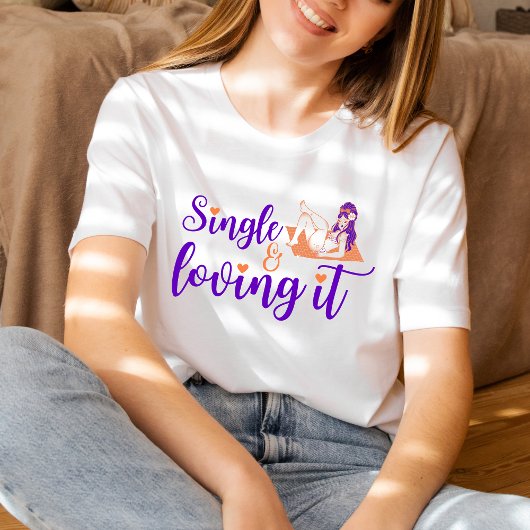 Single en Loving It Retro Anti-Valentijns Gift T-shirt