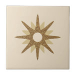 Single Gold Starburst uit de midden-eeuwen Tegeltje<br><div class="desc">Het moderne, geïnspireerde design uit de midden-eeuw, met één retro goudstoot op een beige achtergrond. Eenvoudig, schoon modern design. Creëer uw eigen douanetegel door een nieuw afbeelding te uploaden, of gebruik de "bericht"knoop om de ontwerper voor hulp te contacteren. Om uw eigen ontwerp te creëer: 1. Selecteer personaliseren deze sjabloon....</div>