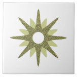 Single Green Starburst uit het midden van de eeuw Tegeltje<br><div class="desc">Het moderne, geïnspireerde design uit de midden-eeuw, met één retro groene starburst op een witte achtergrond. Eenvoudig, schoon modern design. Creëer uw eigen douanetegel door een nieuw afbeelding te uploaden, of gebruik de "bericht"knoop om de ontwerper voor hulp te contacteren. Om uw eigen ontwerp te creëer: 1. Selecteer personaliseren deze...</div>