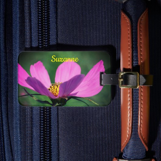 Single Pink Cosmos Flower in Bloom Personalized Bagagelabel (Voorkant Insitu 4)