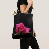 Single Pink Rose Bloom op zwart Tote Bag (Dichtbij)